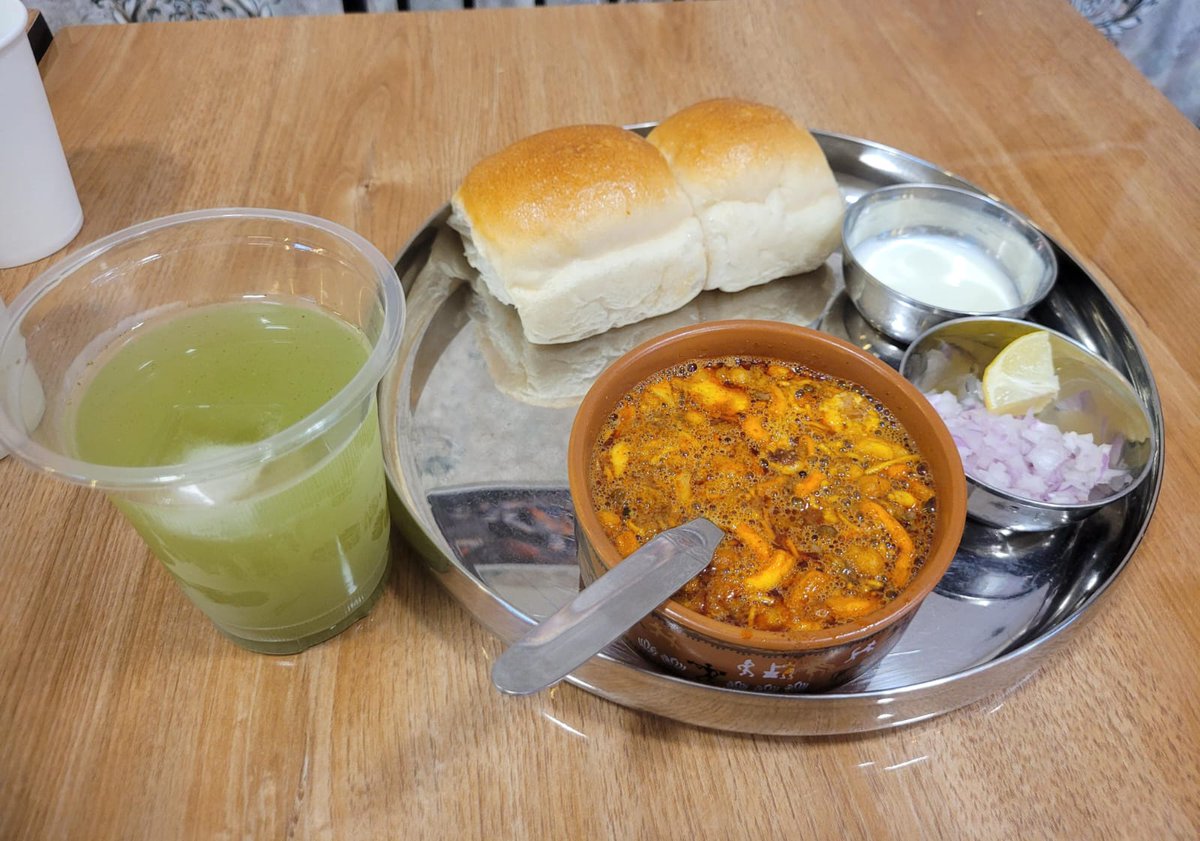 Todays special breakfast at Miss misal, HSR Layout.
#misal #misalpav #maharashtrianfood #breakfast #SundayMorning #foodlover