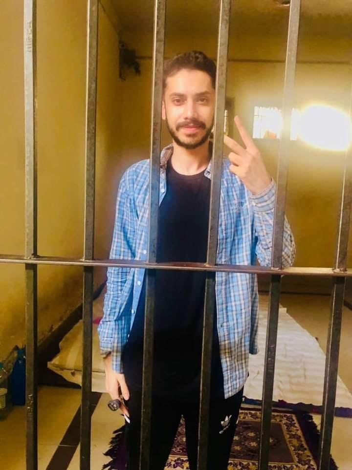 منڈی بہاؤالدین میں لاقانونیت اور پولیس گردی کی انتہا۔
منڈی بہاؤالدین سے پی ٹی آئی کے سابق ایم پی اے PP-66  محمد طارق تارڑ کا 20 سالہ بیٹا جو کہ لاہور میں تعلیم حاصل کر رہا تھا اور 9 مئی کے واقعات میں کسی جگہ بھی احتجاج میں شامل نہ تھا اور بچہ پہلے سے بیمار بھی ھے اس کو منڈی