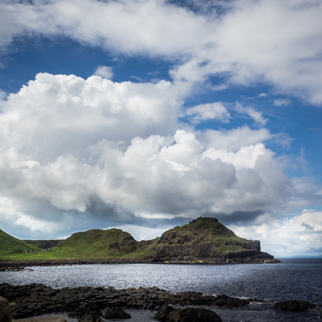 Big basalt rocks, bigger skies 💚💙🤍

📍The Giant's Causeway 

Courtesy of Mike Dabell 

#thegiantscauseway #ireland #northernireland #wildroverdaytours