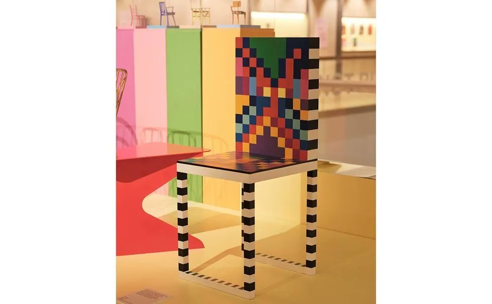 DesignApplause's tweet image. From brightly coloured chairs to murals promoting joy, explore the vibrant aesthetic of artist and designer Yinka Ilori in @DesignMuseum  free display #ParablesForHappiness - open until 25 June 2023 🌈 

Find out more: da-is.us/3fwCXgz from @DesignMuseum