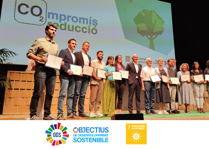 🌍 Compromís ambiental: el 5% del consum anual del #ConsorciSanitaridelMaresme procedeix de les 762 plaques fotovoltaiques ubicades al sostre de l’#HospitaldeMataró. El conseller <a href="/dmascort/">David Mascort</a> certifica l’adhesió al Pacte voluntari de compensació. 

#RSC #sostenibilitat #ODS