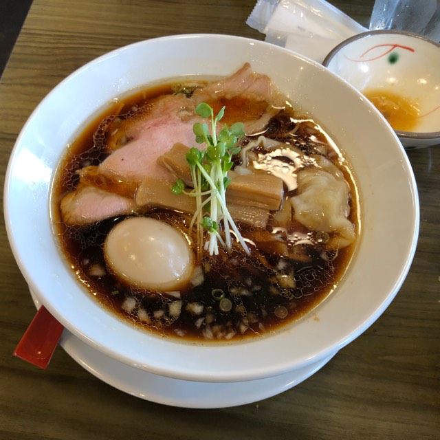 futaba_nojo's tweet photo. 特製しょうゆラーメン at まんぷく食堂

トロトロな煮玉子が美味しいブラックラーメンですね^ ̳ට ̫ ට ̳^
ごちそうさまでした❣️ #毎日がラーメン https://t.co/5WvIlH66l7 https://t.co/LW3gNiBDWj