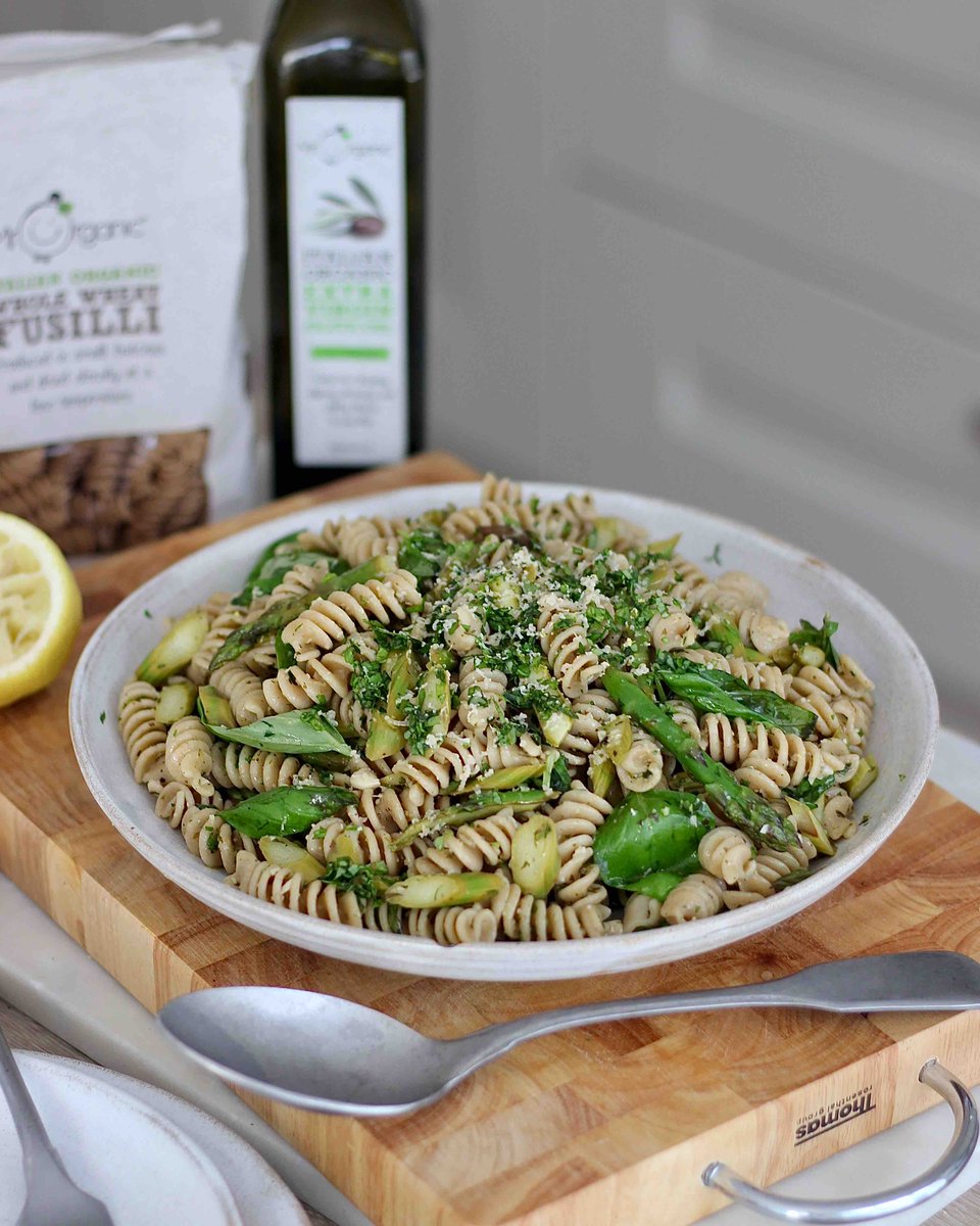 Where are our pasta people? 😍 We have a brand new Lemon & Garlic Asparagus Pasta dish for you, courtesy of @jessbeautician, & it’s perfect for summer ☀️ The recipe is on our website & you can find our products on Abel & Cole 🙌🏼 #RaisingAnOrganicCulture #YummyNakedGoodness