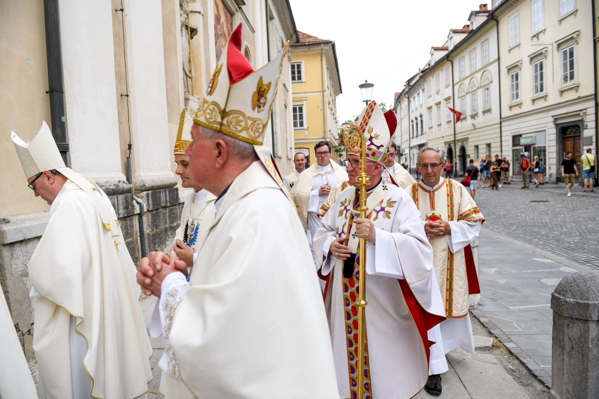 katoliskacerkev's tweet photo. #Danes #25junij je #praznik naše #domovina #Slovenija 🇸🇮  V #Ljubljani smo praznovali že v sredo, neposredni prenos pa je omogočila @TVSlovenija . Posnetek sv. maše za domovino si lahko ogledate na tej povezavi: https://t.co/HNzMgCNSoi https://t.co/ZIQoubkB3R