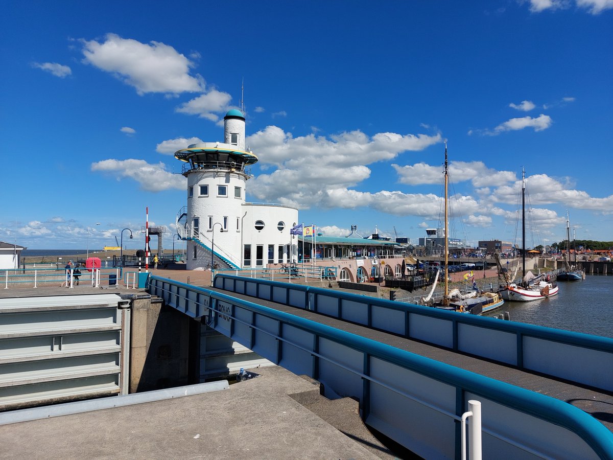 🚧 Van ma 26 t/m vri 30 juni zijn er #werkzaamheden aan de #sasbrug in #Harlingen. De brug dan niet toegankelijk. De omleidingsroute via Havenplein en Prinsenstraat staat aangegeven met bordjes 👍 #wijsopreis