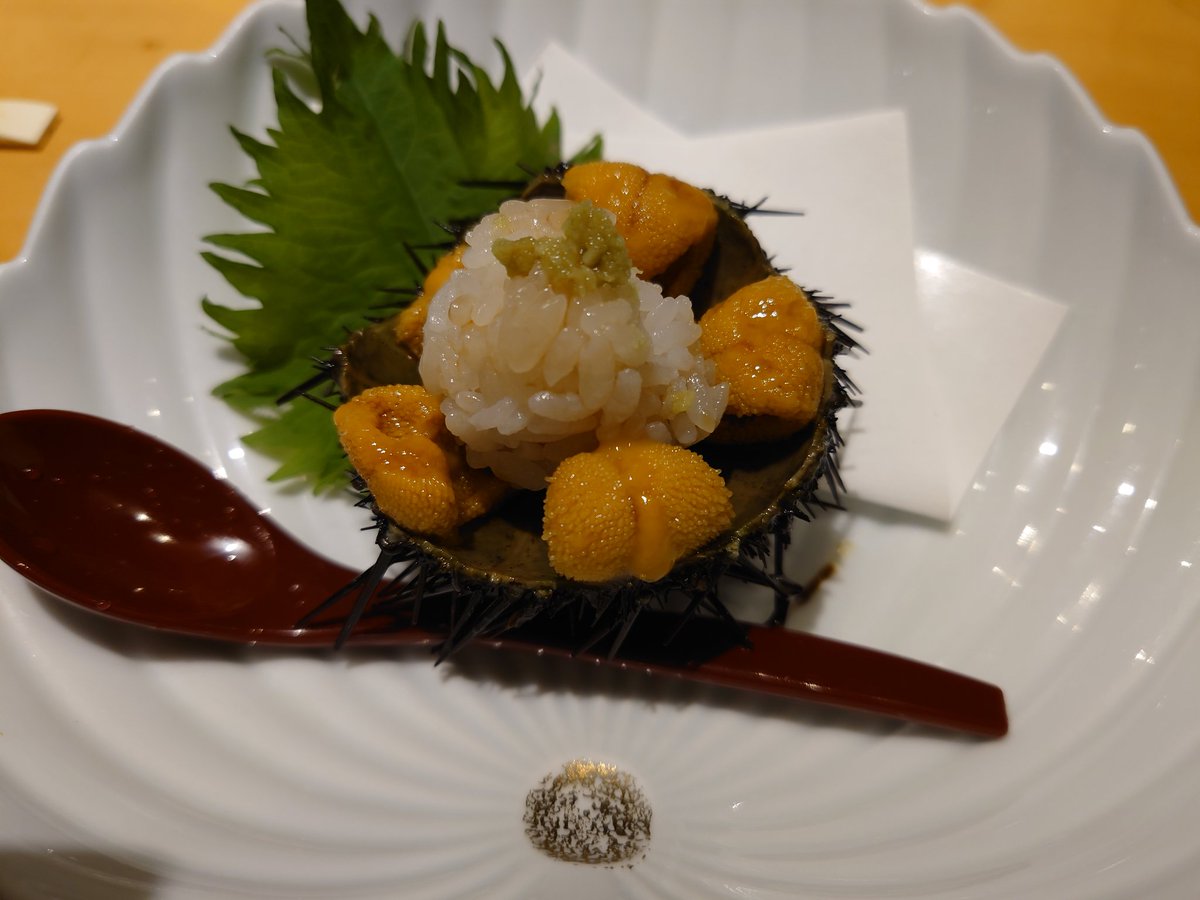 CordTrance's tweet photo. 銀座のまる伊鮨にて殻つきウニ。ウニが食べ時デスナ。#寿司 https://t.co/E5qNSHHQN4