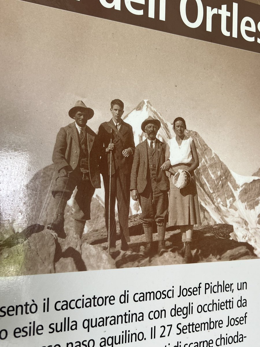 alpenman57's tweet photo. “#Sulden (…) was in de 18e eeuw totaal onbekend en afgesloten.” Het werd wel het “Siberië van Tirol” genoemd! “De boeren eten met beren uit één bord en de kinderen rijden op wolven.” Het alpinisme haalde het dorp uit z’n isolement (vanaf 1800). Zie vervolg! https://t.co/NcNoyQoSTD