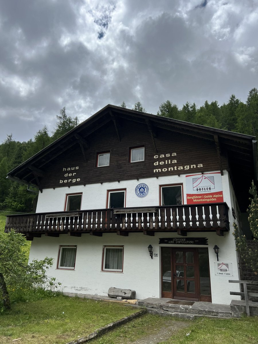 alpenman57's tweet photo. “#Sulden (…) was in de 18e eeuw totaal onbekend en afgesloten.” Het werd wel het “Siberië van Tirol” genoemd! “De boeren eten met beren uit één bord en de kinderen rijden op wolven.” Het alpinisme haalde het dorp uit z’n isolement (vanaf 1800). Zie vervolg! https://t.co/NcNoyQoSTD