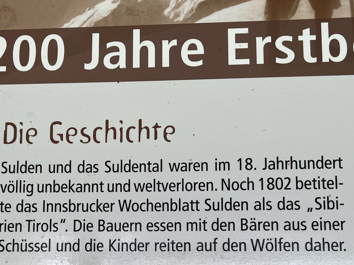 alpenman57's tweet photo. “#Sulden (…) was in de 18e eeuw totaal onbekend en afgesloten.” Het werd wel het “Siberië van Tirol” genoemd! “De boeren eten met beren uit één bord en de kinderen rijden op wolven.” Het alpinisme haalde het dorp uit z’n isolement (vanaf 1800). Zie vervolg! https://t.co/NcNoyQoSTD