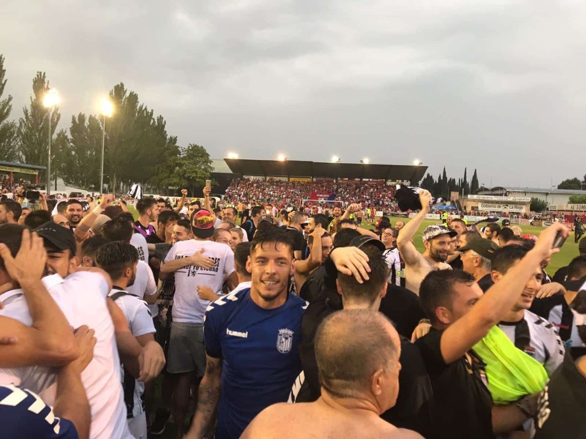 ¿𝐃𝐎́𝐍𝐃𝐄 𝐄𝐒𝐓𝐀𝐁𝐀𝐒 𝐄𝐋 𝟐𝟓 𝐃𝐄 𝐉𝐔𝐍𝐈𝐎 𝐃𝐄 𝟐𝟎𝟏𝟕?

😍 Nosotros tocando el cielo en Calahorra.

🙌 ¡Revive la celebración del ascenso en La Planilla seis años después!

📹 youtube.com/watch?v=OAMfoa…