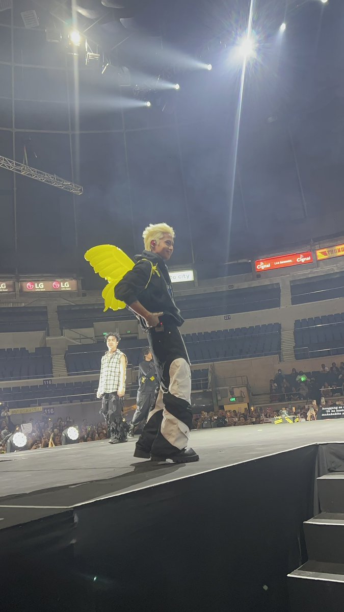 treeshaaaa007's tweet photo. PUTANGINA NANGINGINIG AKOOOO 😭😭😭 KINUHA NI KEN SUSON ‘YUNG PAKPAK KOOOO 🥹🥹🥹

SB19 MNLCONCERT DAY2
@SB19Official #SB19
#OneATINPagtatagManila https://t.co/MBcjl4ObK2