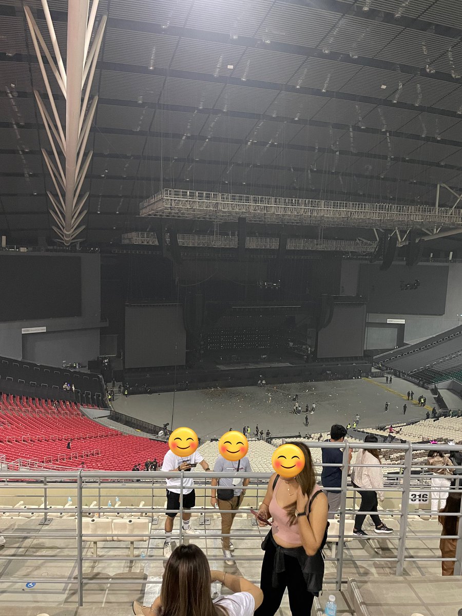 Kittyconxy's tweet photo. WTS LFB TWICE DAY 2 ‼️ 
Magkatabi/ Adjacent
2 UBB Prem 423 4th Row 

- No DP
- For meetup 

See pic for reference
Mas malapit in person 
Phone used: iPhone 12 (zoom: 1x)

#TWICE_5TH_WORLD_TOUR_in_BULACAN
#readytobe_in_bulacan #ReadyToBeManila https://t.co/K1wNyYwYQB