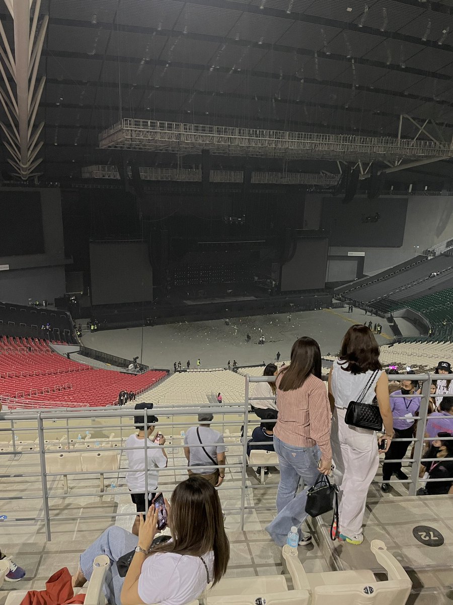 Kittyconxy's tweet photo. WTS LFB TWICE DAY 2 ‼️ 
Magkatabi/ Adjacent
2 UBB Prem 423 4th Row 

- No DP
- For meetup 

See pic for reference
Mas malapit in person 
Phone used: iPhone 12 (zoom: 1x)

#TWICE_5TH_WORLD_TOUR_in_BULACAN
#readytobe_in_bulacan #ReadyToBeManila https://t.co/K1wNyYwYQB