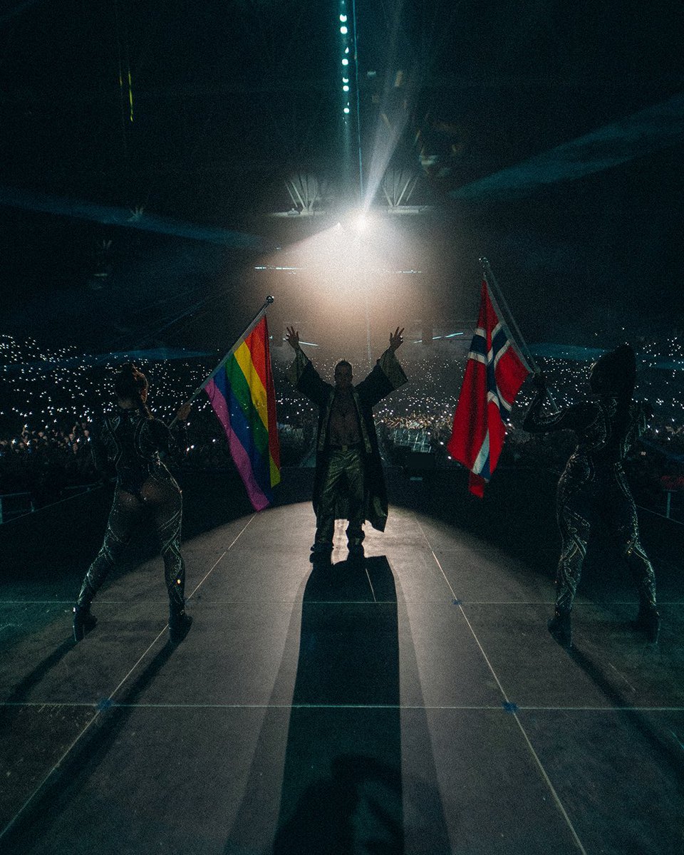 robbiewilliams's tweet photo. Norway: you’re such a beautiful country. Last nights Oslo gig was a treat. Lots of love in my heart for you x https://t.co/BHhZnfEb2A