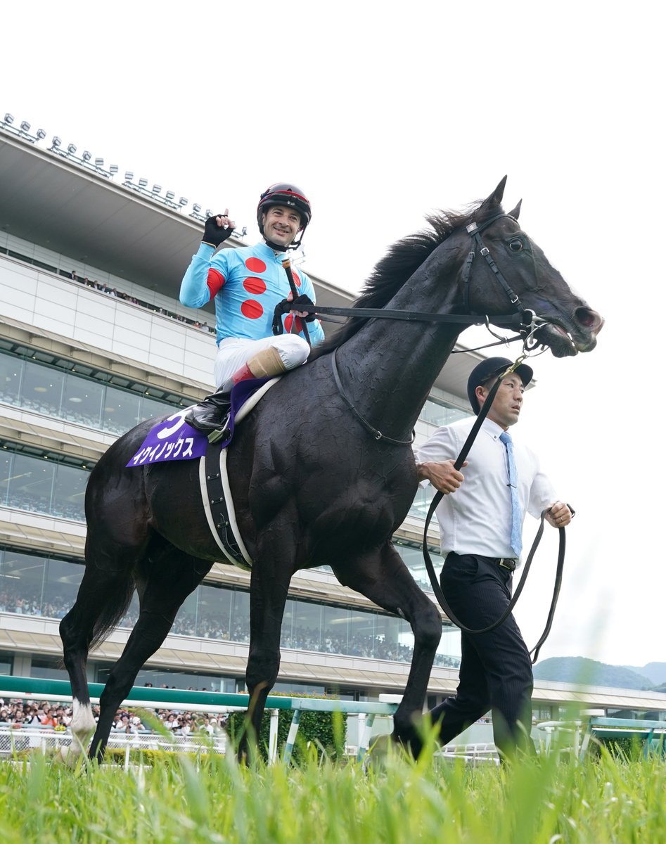 sanspoyosouou's tweet photo. 【宝塚記念　レース後コメント】
#Ｃ・ルメール騎手（１着　#イクイノックス）「宝塚記念は難しいレース。一番強い馬に乗っても、勝つのは難しいですね。内回りはトリッキーですから。世界一の馬で勝つことができて、安心しました。イクイノックスの強さを見せました」
https://t.co/ECzZsbe9YZ https://t.co/KlvI2meTtb
