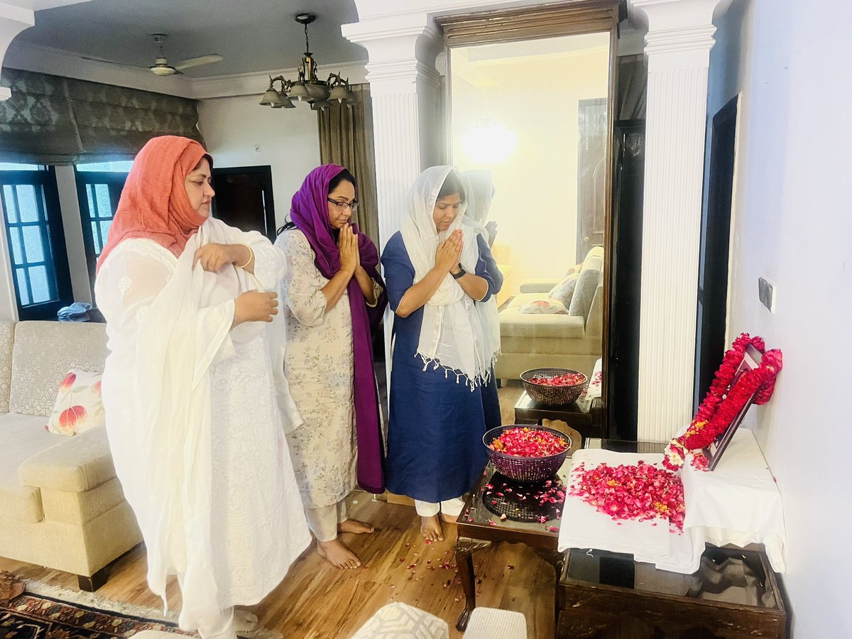 पूर्व प्रमुख सचिव , उत्तर प्रदेश - स्व. श्री अखंड प्रताप सिंह जी को विनम्र श्रद्धॉंजलि 🙏
ईश्वर आपके परिवार को इस असहनीय दुःख को सहने की शक्ति प्रदान करे ।<a href="/juhiesingh/">Juhie Singh</a>