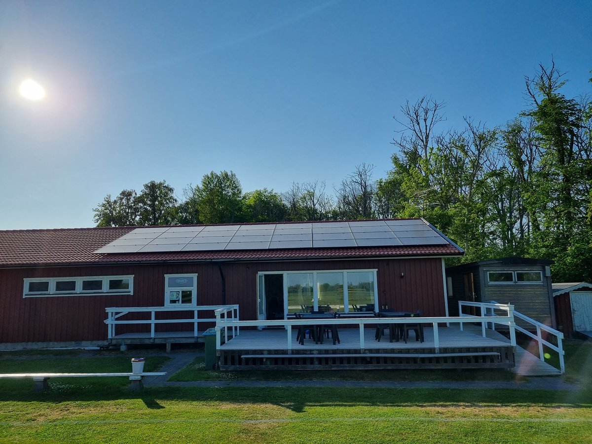 Rackeby blir ännu grönare, våra solceller är installerade! 💚Stort tack till Sparbanksstiftelsen, Riksidrottsförbundet och Lidköpings kommun för bidrag till detta!  Även tack till Styrkraft Väst för väl utfört arbete 👌