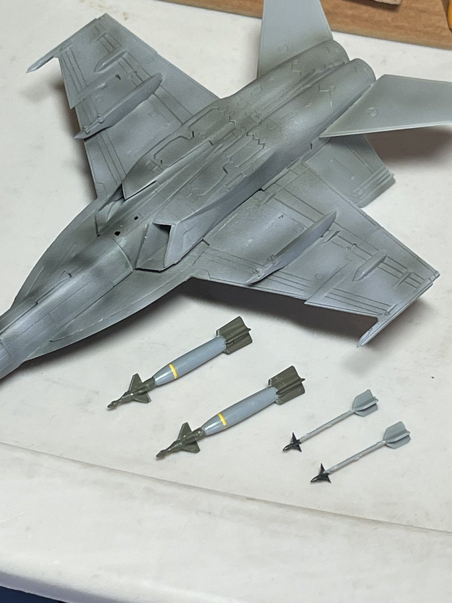 cx4576's tweet photo. #144スケモ
#トップガン祭り 
飛行状態で製作なのでパイロットを乗せて、ペイブウェイにサイドワインダーの塗装。おっちゃんの目にはツライな！ https://t.co/5LaOeEV60L