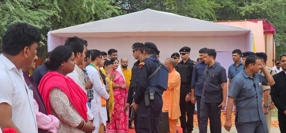 Erpavanbjp's tweet photo. वृन्दावन धाम की पवित्र पावन धरा पर प्रदेश के यशस्वी कर्मयोगी मुख्यमंत्री श्री @myogiadityanath जी का हार्दिक स्वागत व अभिनंदन किया व पुन: मथुरा आगमन का आग्रह भी किया ।

 #YogiAdityanath @BJP4UP @BJP4MathuraM  @Bjp4Braj https://t.co/SOdaRs5aad