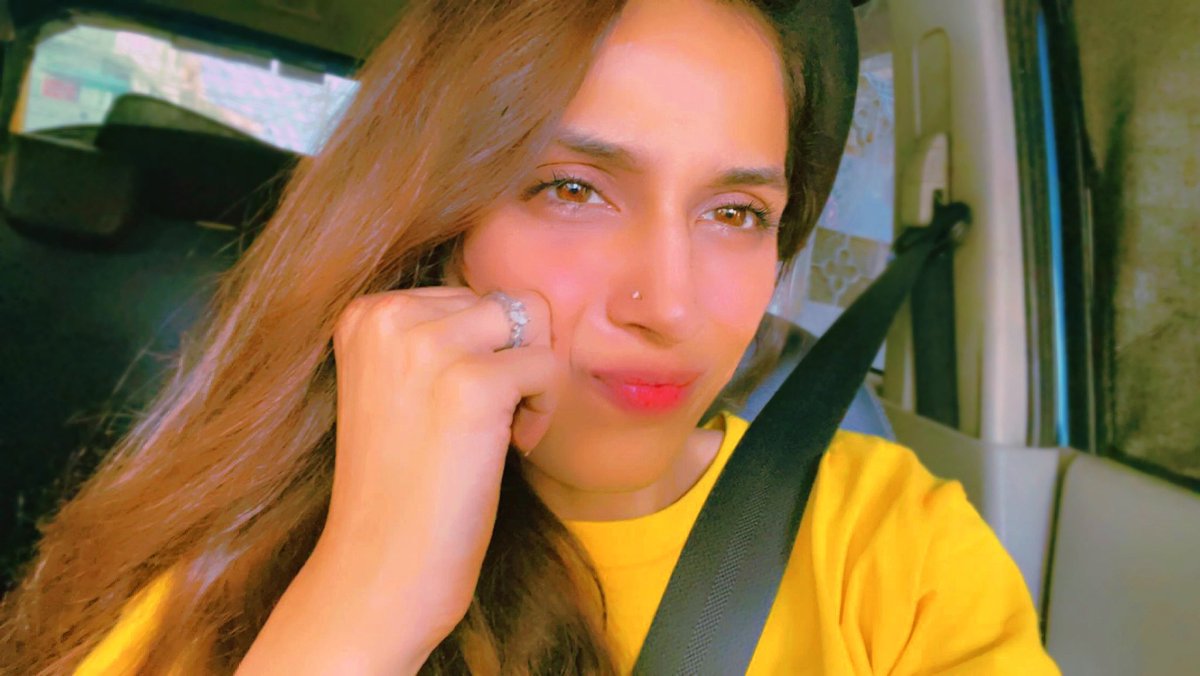 fizaahshoaib's tweet image. For my “mine forever regardless..” #FSfam 💕
Is garmi mei itni he muskurahat manage ho saki 😀