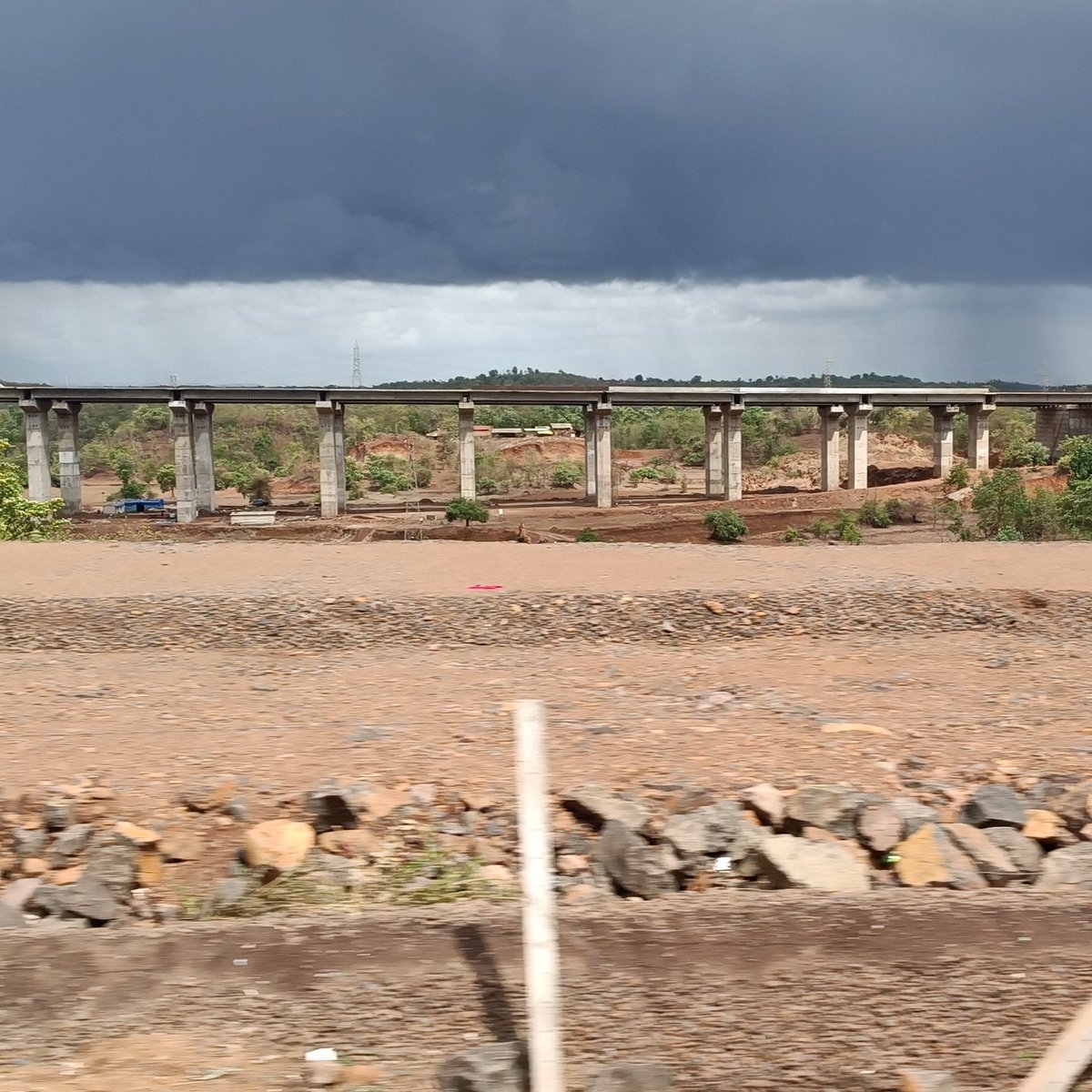 Samruddhi Mahamarg, between Khardi and Kasara.
<a href="/cbdhage/">Chandrashekhar Dhage</a> <a href="/marinebharat/">InfraStory</a>