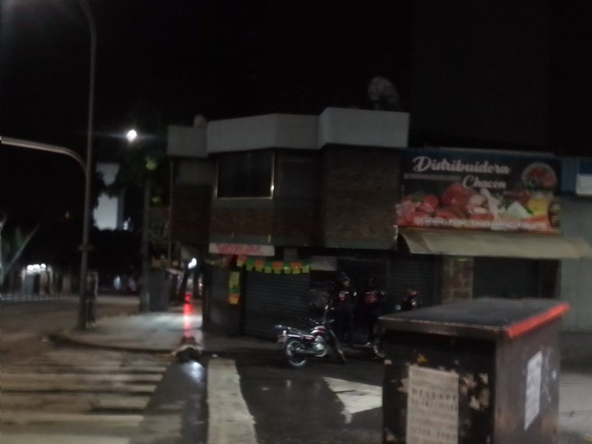 HelenBastardo3's tweet photo. Abatido a tiros vendedor ambulante de perros calientes apodado "él Guaro .A partir de las 3:29 AM en la Av Baralt.Los habitantes de la Parroquia Altagracia se sorprendieron con la muerte del comerciante; indicaron que trabajaba en el sector desde los 15 años de edad como panadero https://t.co/Y0iBFNeiNC