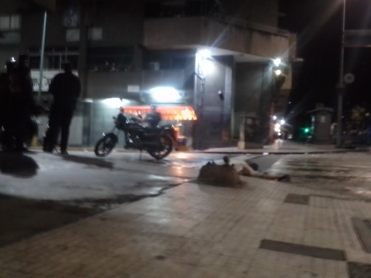 HelenBastardo3's tweet photo. Abatido a tiros vendedor ambulante de perros calientes apodado "él Guaro .A partir de las 3:29 AM en la Av Baralt.Los habitantes de la Parroquia Altagracia se sorprendieron con la muerte del comerciante; indicaron que trabajaba en el sector desde los 15 años de edad como panadero https://t.co/Y0iBFNeiNC
