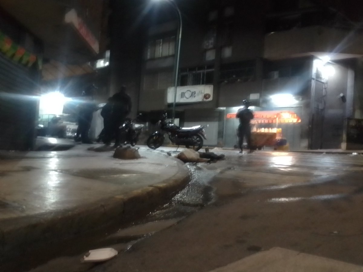 HelenBastardo3's tweet photo. Abatido a tiros vendedor ambulante de perros calientes apodado "él Guaro .A partir de las 3:29 AM en la Av Baralt.Los habitantes de la Parroquia Altagracia se sorprendieron con la muerte del comerciante; indicaron que trabajaba en el sector desde los 15 años de edad como panadero https://t.co/Y0iBFNeiNC