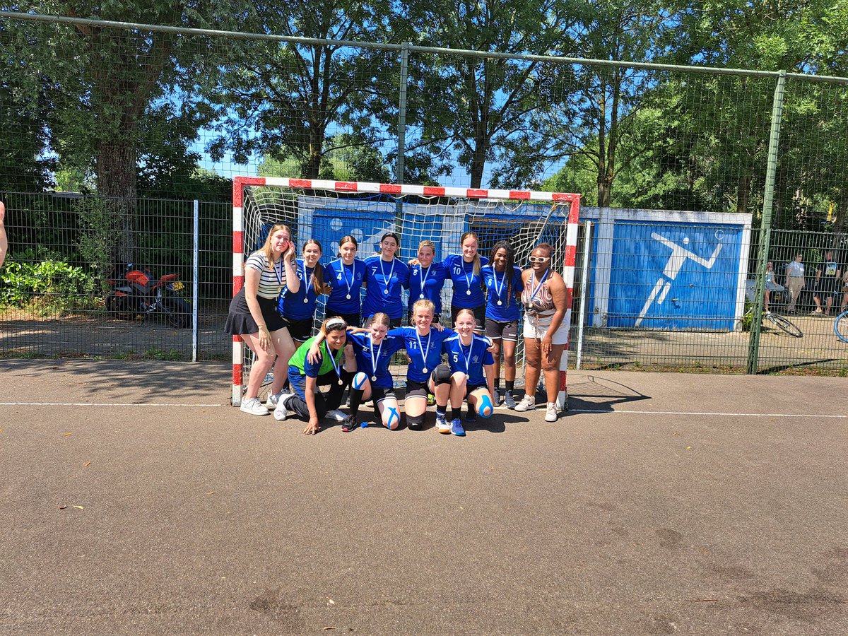 Atomium61's tweet photo. Gisteren was het de dag vd kampioenen. De Djeugd, HCj en DCj werden kampioen 🥳🏆Daarbovenop waren de HAj, DAj en DS1 eerder ook al kampioen geworden. Wat n veldseizoen 💪 https://t.co/VJLk068l4K