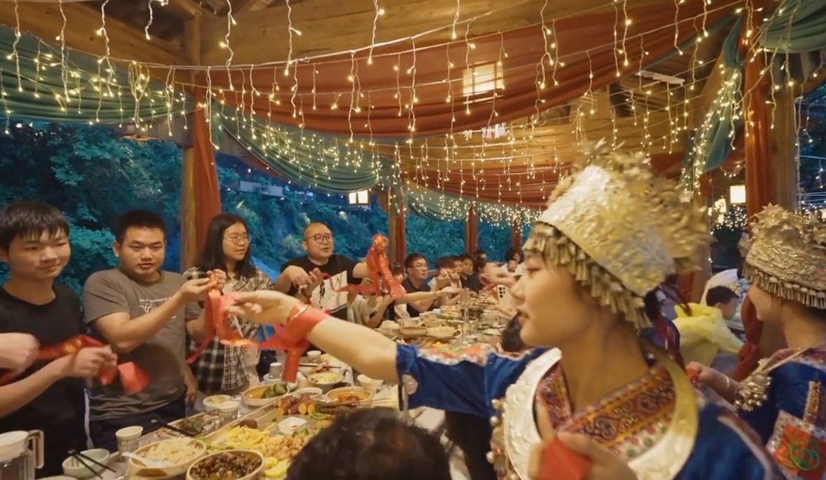 HiShangrao's tweet photo. How envious！Where is this long table dinner？It from  the Wangxian Valley of #Shangrao, #Jiangxi!
#GreatbeautyShangrao

@BeautyJiangxi 
@Isabell81732824 https://t.co/h66siquIY4