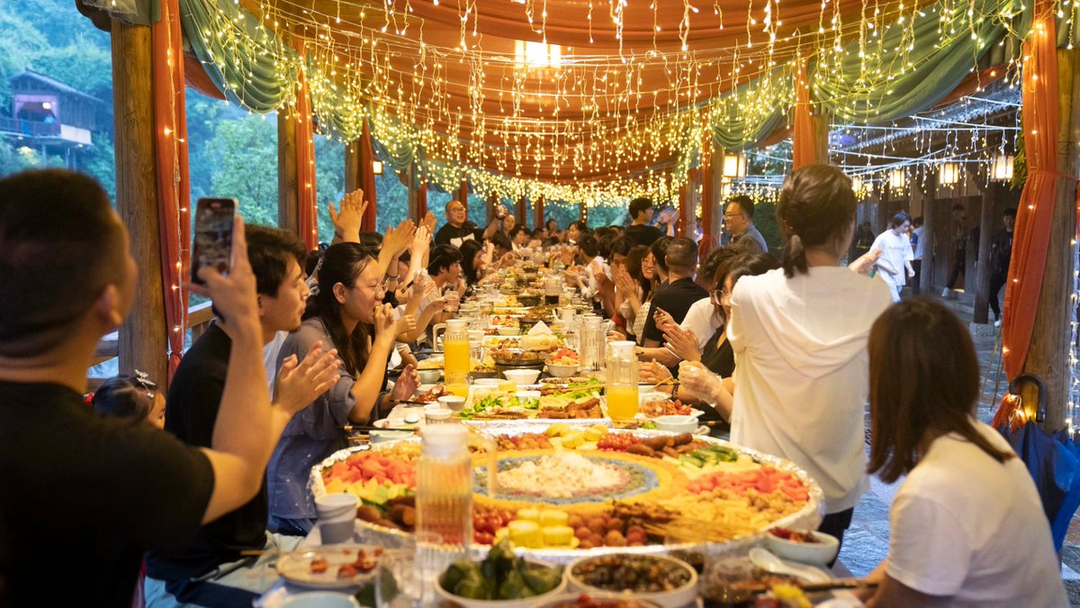 HiShangrao's tweet photo. How envious！Where is this long table dinner？It from  the Wangxian Valley of #Shangrao, #Jiangxi!
#GreatbeautyShangrao

@BeautyJiangxi 
@Isabell81732824 https://t.co/h66siquIY4