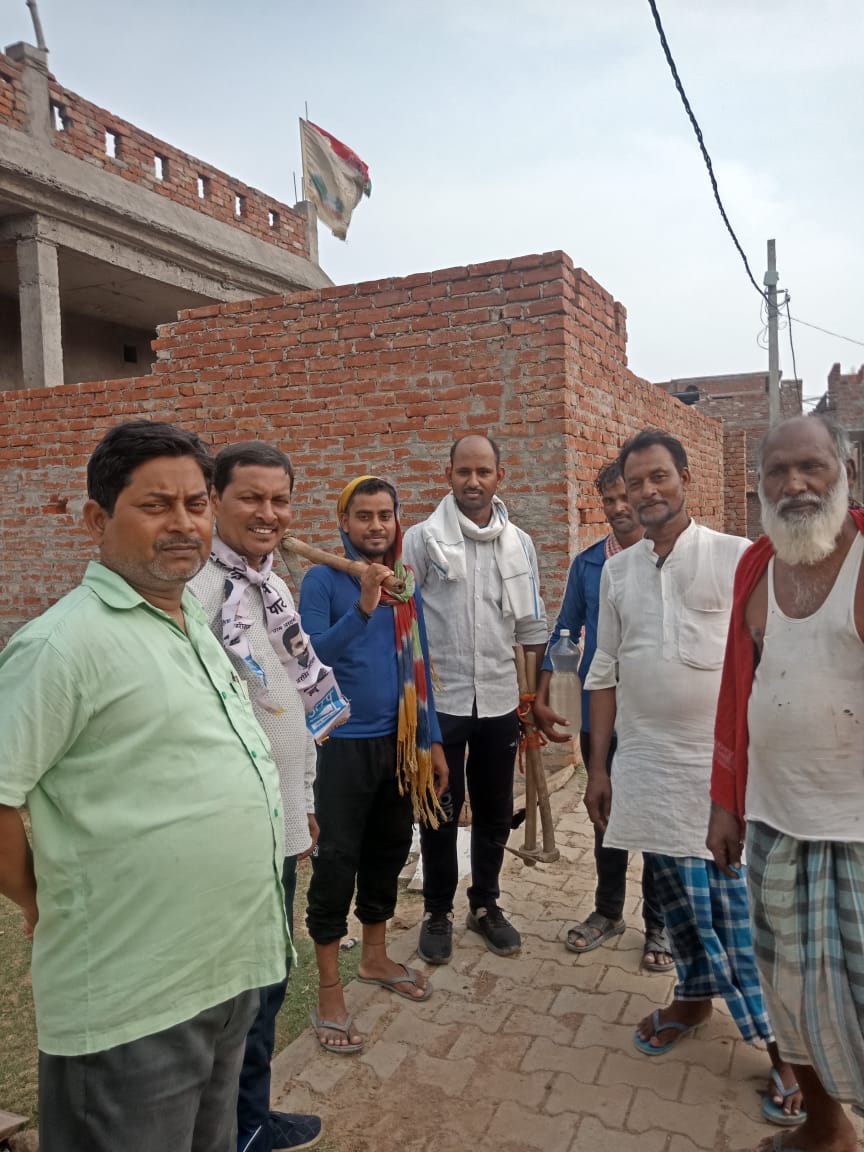 ErJITENDRASONK1's tweet photo. आम आदमी पार्टी चन्दौली ने राज्यसभा सांसद माननीय श्री संजय सिंह जी के आहावान पर गाँव चलो अभियान के तहत पार्टी की नीतियो से लोगो को अवगत कराया और 2024 के चुनाव मे आम आदमी पार्टी को वोट देने की अपील की। @SanjayAzadSln  @SabhajeetAAP @Dinesh_Spatel @VinayPatelAAP @AAPUttarPradesh https://t.co/B8HqZha5J9