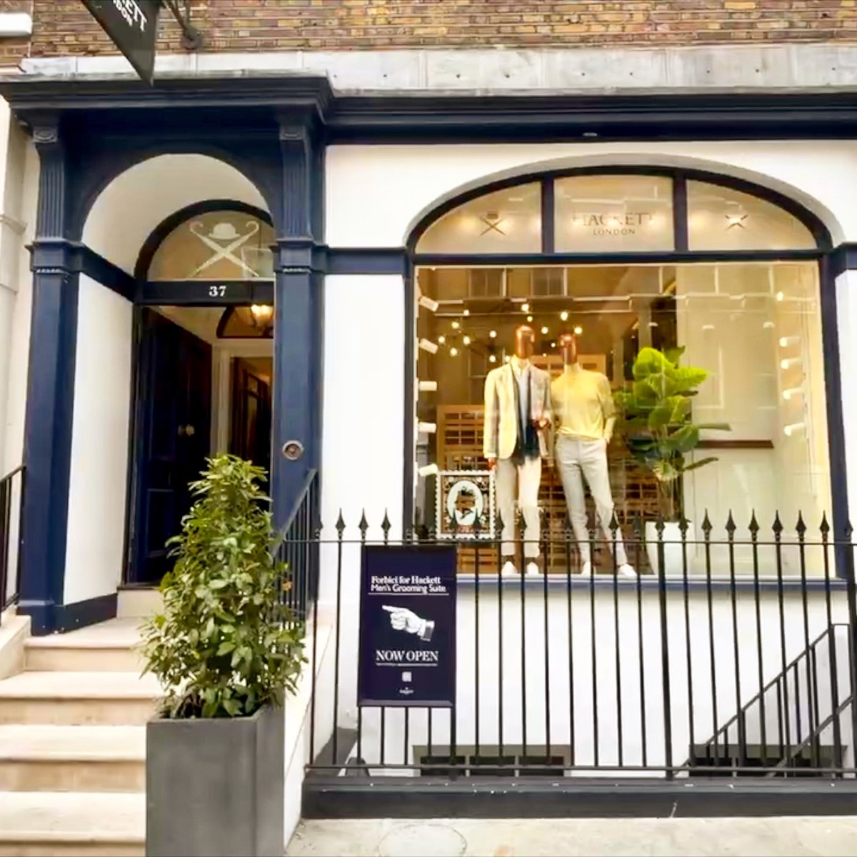 Experience the epitome of British style and refined sophistication at the Hackett store in Covent Garden. 👔✨ Step into a world where timeless elegance meets contemporary fashion🇬🇧💼 #HackettLondon #CoventGardenStyle #BritishElegance #TimelessFashion #ImpeccableTailoring