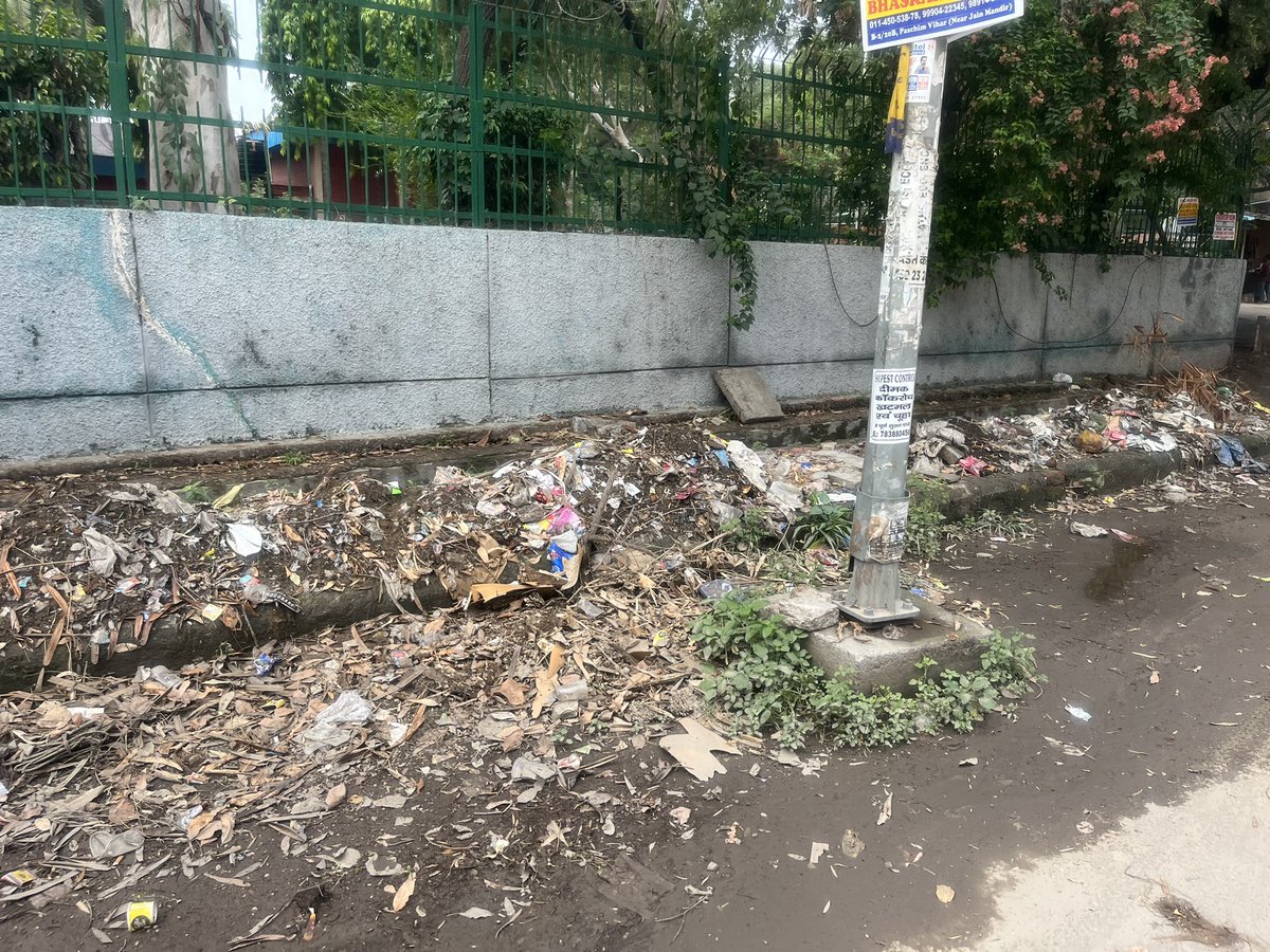 GeetSethiS's tweet image. Hello @OberoiShelly situation outside Balaji Hospital &amp;amp; DDA Sports Complex Paschim Vihar A-4 Block 
Shakurbasti VidhanSabha.

Hope to See your reply as you are active on twitter . 

@LtGovDelhi @DelhiMcd 

Area MLA is #SatyendraJain so responsible is in Jail @AAPDelhi what to do