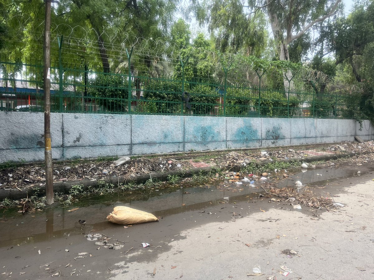 GeetSethiS's tweet image. Hello @OberoiShelly situation outside Balaji Hospital &amp;amp; DDA Sports Complex Paschim Vihar A-4 Block 
Shakurbasti VidhanSabha.

Hope to See your reply as you are active on twitter . 

@LtGovDelhi @DelhiMcd 

Area MLA is #SatyendraJain so responsible is in Jail @AAPDelhi what to do