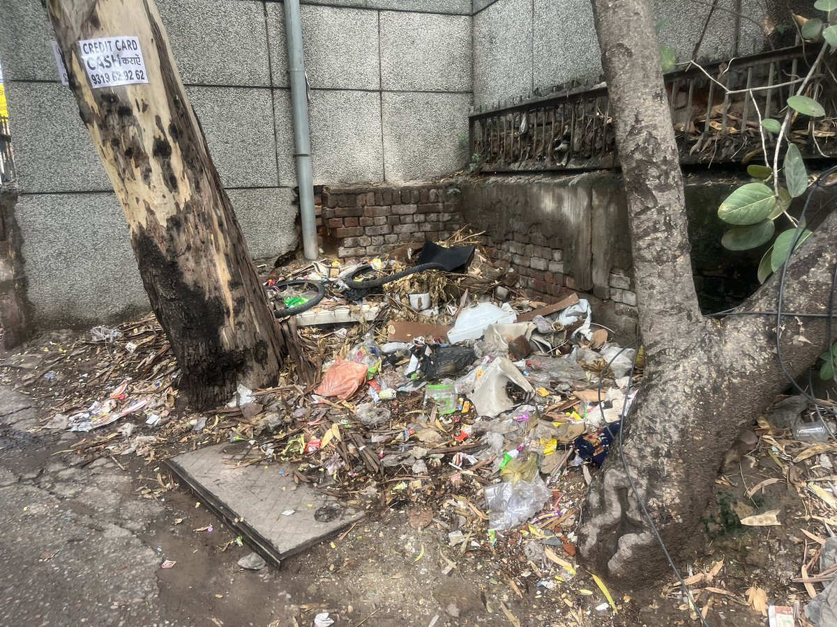GeetSethiS's tweet image. Hello @OberoiShelly situation outside Balaji Hospital &amp;amp; DDA Sports Complex Paschim Vihar A-4 Block 
Shakurbasti VidhanSabha.

Hope to See your reply as you are active on twitter . 

@LtGovDelhi @DelhiMcd 

Area MLA is #SatyendraJain so responsible is in Jail @AAPDelhi what to do