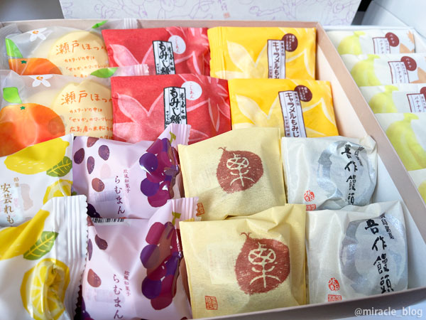 miracle_blog's tweet photo. 念願のぷよぷよまんじゅうGETー！買いすぎｗ
とりあえず階段積みして遊んだ。ついでにもみじ饅頭とかも買っちゃった。美味しそう😆
これからしばらく3時のおやつはぷよぷよまんじゅう！ https://t.co/ZI49T4e1Mf
