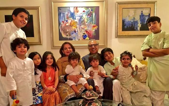 RabNBaloch's tweet image. اپنی صدارت کے آخری سال، اپنے ٹینیور ختم ہونے سے محض ساٹھ دن قبل صدر عارف علوی اپنے بچوں، اپنے بچوں کے بچوں، اپنے داماد، داماد کے والدین اور ان کے بچوں اور دیگر رشتہ داروں سمیت 52 افراد کے ہمراہ سرکاری خزانے سے حج ادا کرنے کے لیے سعودی عرب روانہ ہو گئے.