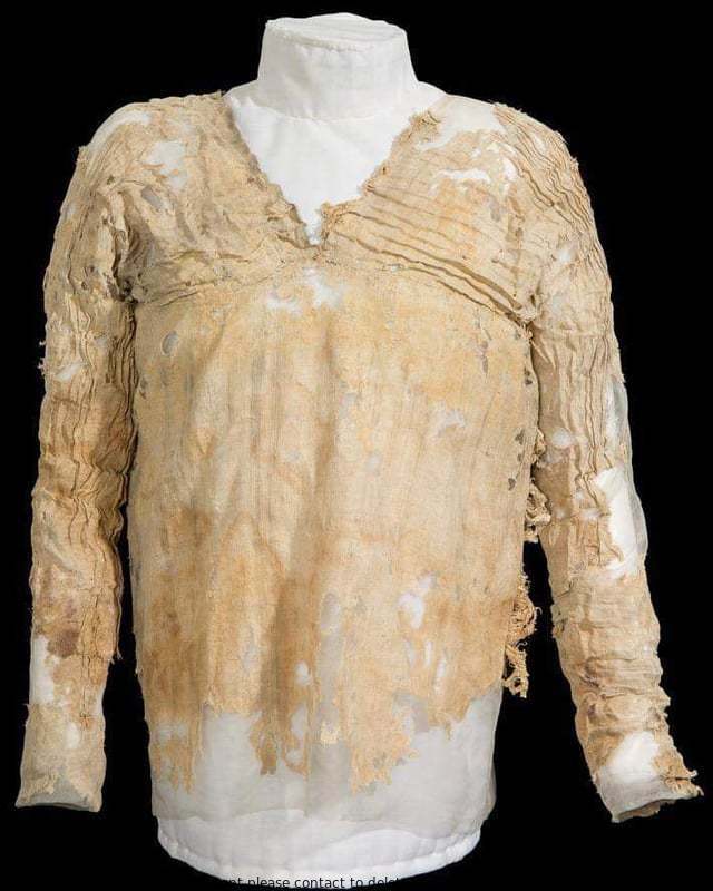BURGESSCORNELI3's tweet photo. The Tarkhan dress, named for the town in Egypt where it was found in 1913, has been radiocarbon dated to between 3482 and 3103 B.C. This makes it the world’s oldest woven garment. https://t.co/f6L31vrloW