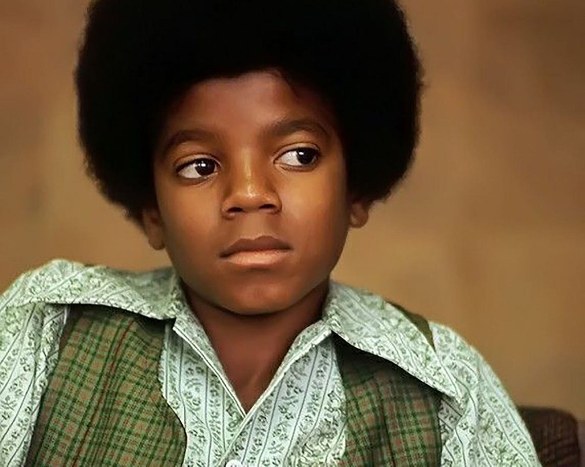 ❌ Il y a 14 ans, le 25 juin 2009, le monde de la musique a perdu son roi de la pop, #MichaelJackson.
Une carrière immense à la hauteur d’un talent titanesque.
On ne compte plus le nombre de titres à lui qui ont fait danser le monde. Il a su condenser un génie musical réel, à une