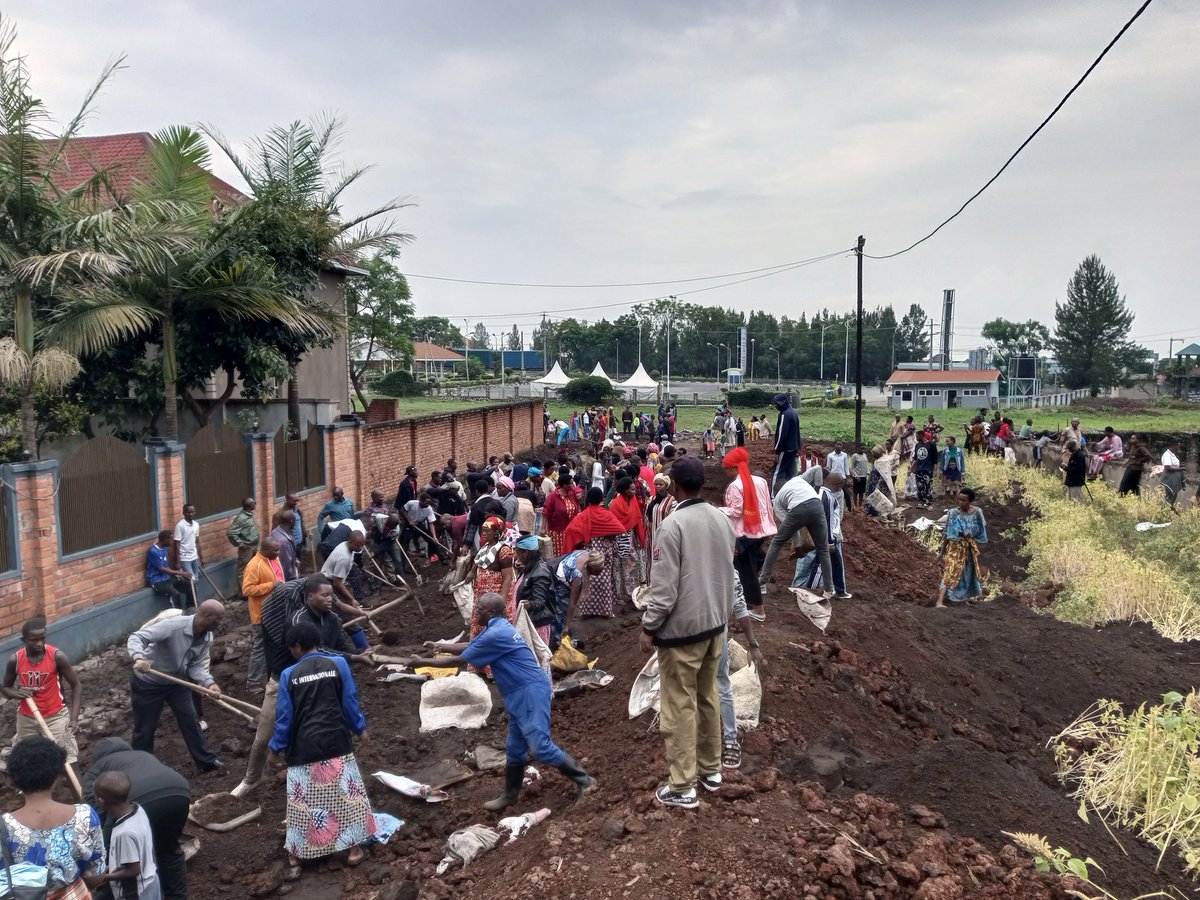 JohnsonUwineza's tweet photo. Ukora mu kwe ntaganda. Cgz 7th day Adventist Church believers @rum_sda #NWRF #Intara ya Gisenyi @RubavuDistrict @GisenyiS Bitabiriye umuganda aribenshi kdi na moral juu Kwimenyereza ibyiza ni ingenzi, umurimo w'ubushake wubahwe. Ukwiye ibyiza Rwanda yacu Ubwenge, Umutima, amaboko https://t.co/85zkazsvr5