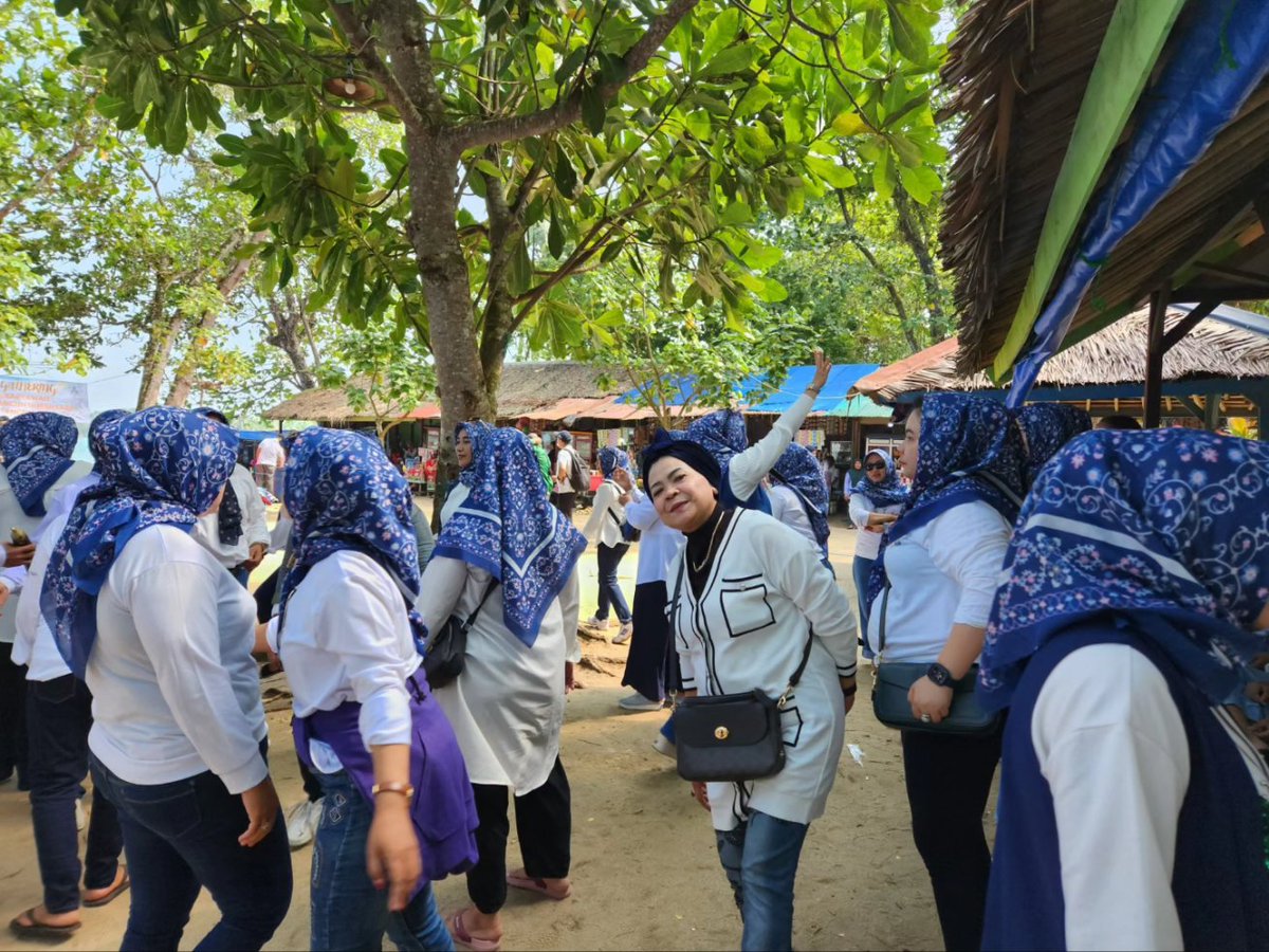 bundaellycenter's tweet photo. Bersama Srikandi Bunda Elly Center (BEC)
Solid Terkonsolidasi, Tegak Lurus Bersama Hj. @elly_2404 

#2024GantianDong
#BECMenangRakyatSejahtera
#PerubahanUntukKesejahteraan 

@PDemokrat @AgusYudhoyono 
@PDemokratjkt @RAMujiyono 
@DemokratJaktim @MumuAlhamid https://t.co/HunGxYy9eD