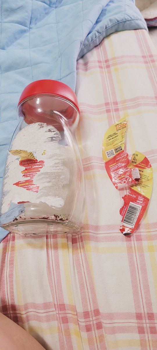 Astrid2488's tweet photo. @Nescafe_ES esto tiene que ser un chiste, alguien me explica cómo c@&amp;€ se despega el papelito si le echan más pega que a cualquier otra etiqueta sin promoción 🤬🤬🤬 https://t.co/SJegBCPFui