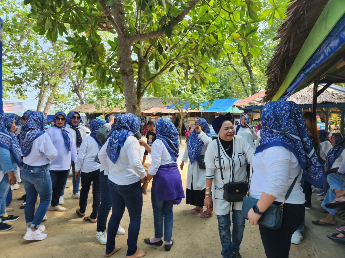 bundaellycenter's tweet photo. Bersama Srikandi Bunda Elly Center (BEC)
Solid Terkonsolidasi, Tegak Lurus Bersama Hj. @elly_2404 

#2024GantianDong
#BECMenangRakyatSejahtera
#PerubahanUntukKesejahteraan 

@PDemokrat @AgusYudhoyono 
@PDemokratjkt @RAMujiyono 
@DemokratJaktim @MumuAlhamid https://t.co/HunGxYy9eD
