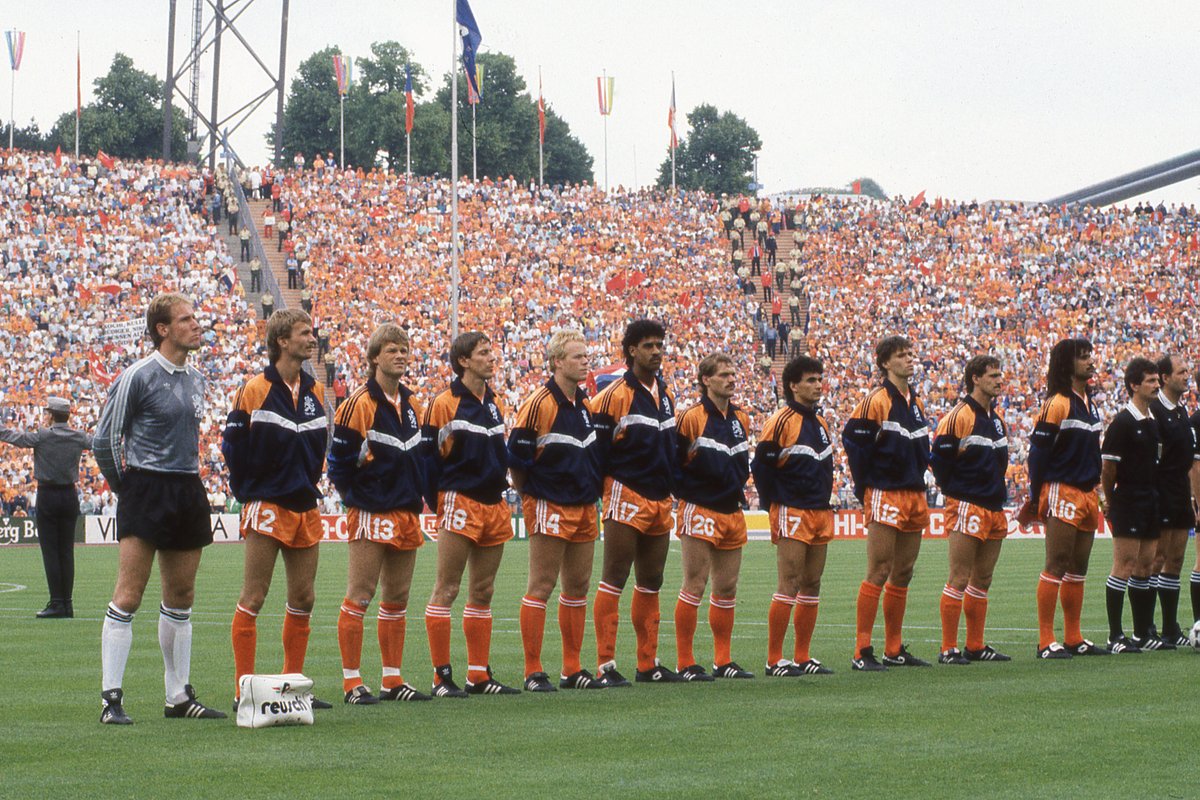 OnsOranje's tweet image. #OnThisDay 𝕚𝕟 𝟙𝟡𝟠𝟠. 💭

🏆🇳🇱 EURO 1988 final: A thread. ⤵️

#NothingLikeOranje (1/10)