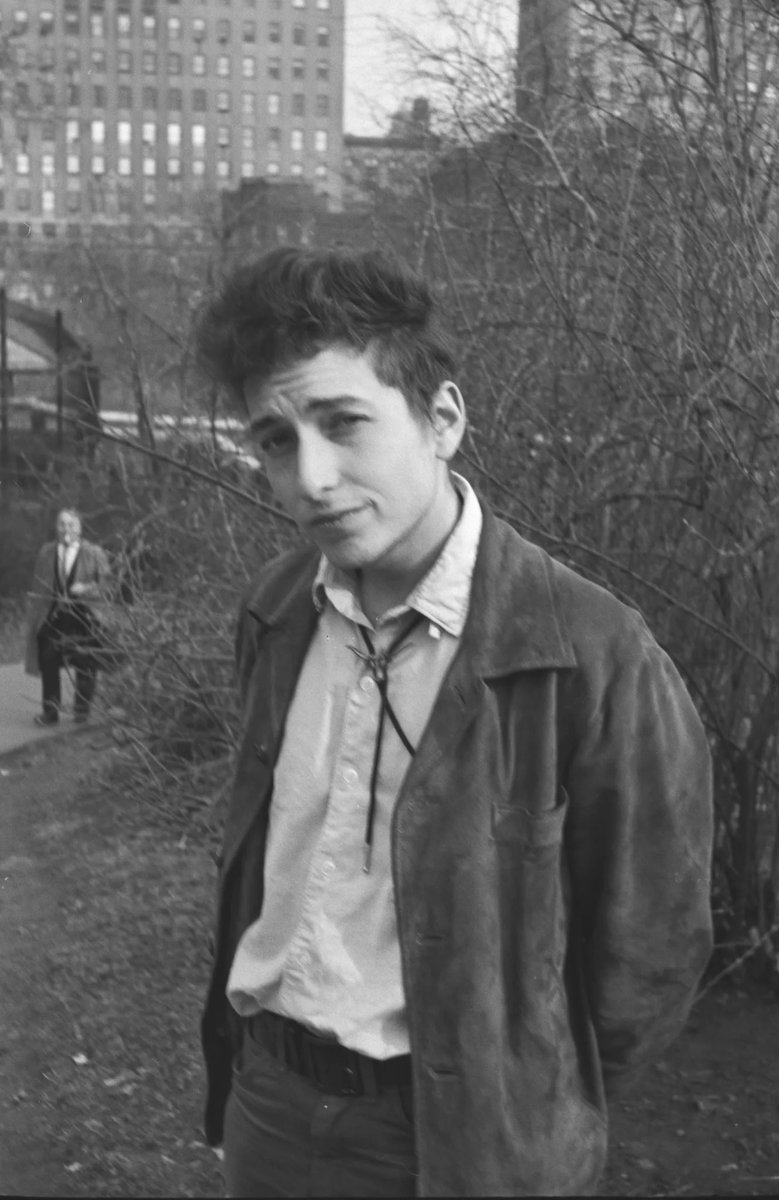 Bob Dylan hangs out in Central Park, NYC, 1963. 📸: Gloria Stavers. #BobDylan #Dylan