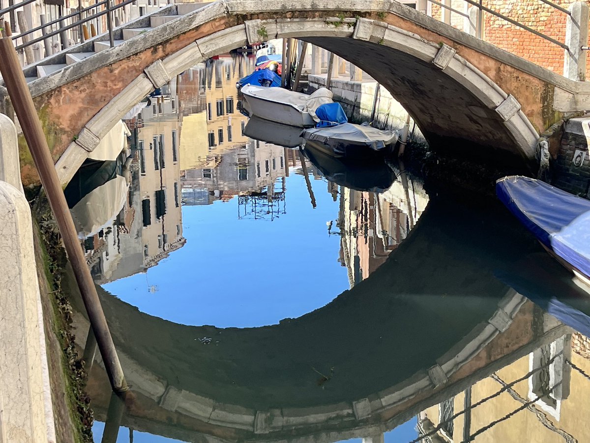 Splendidi riflessi questa mattina a Venezia 
#passeggiandopervenezia
#venice #veniceitaly #tour  #Holidays #tourism  #italy #italyvacations #veniceholiday #secretvenice #photowalk