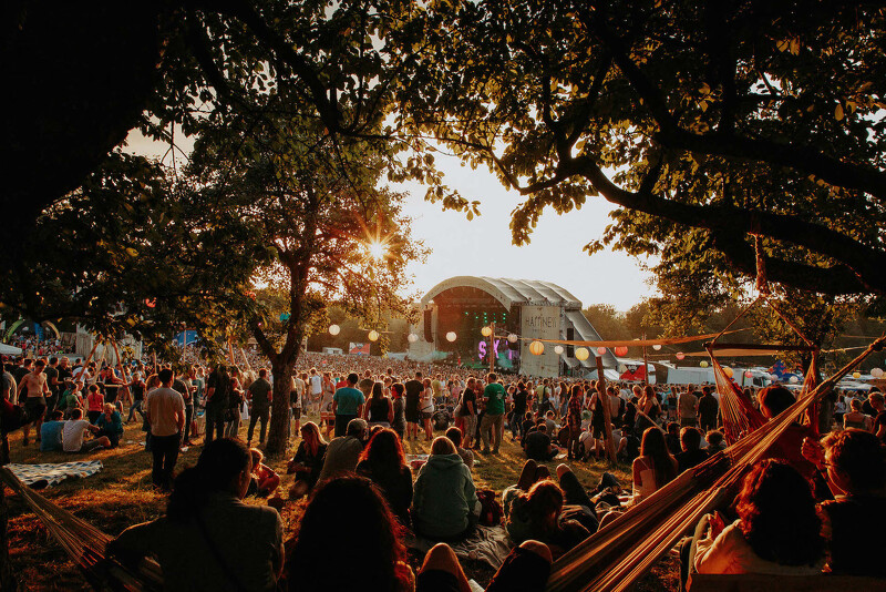 Vom 13. bis zum 15. Juli 2023 findet in Straubenhardt bei Pforzheim das inzwischen 29. Happiness Festival statt.

Das Happiness Festival hat sich in den letzten Jahren zu einem unserer Lieblingsfestivals gemausert. #100KiloHerz #BADMÓMZJAY #BHZ

aboutmusiic.com/happiness-fest…