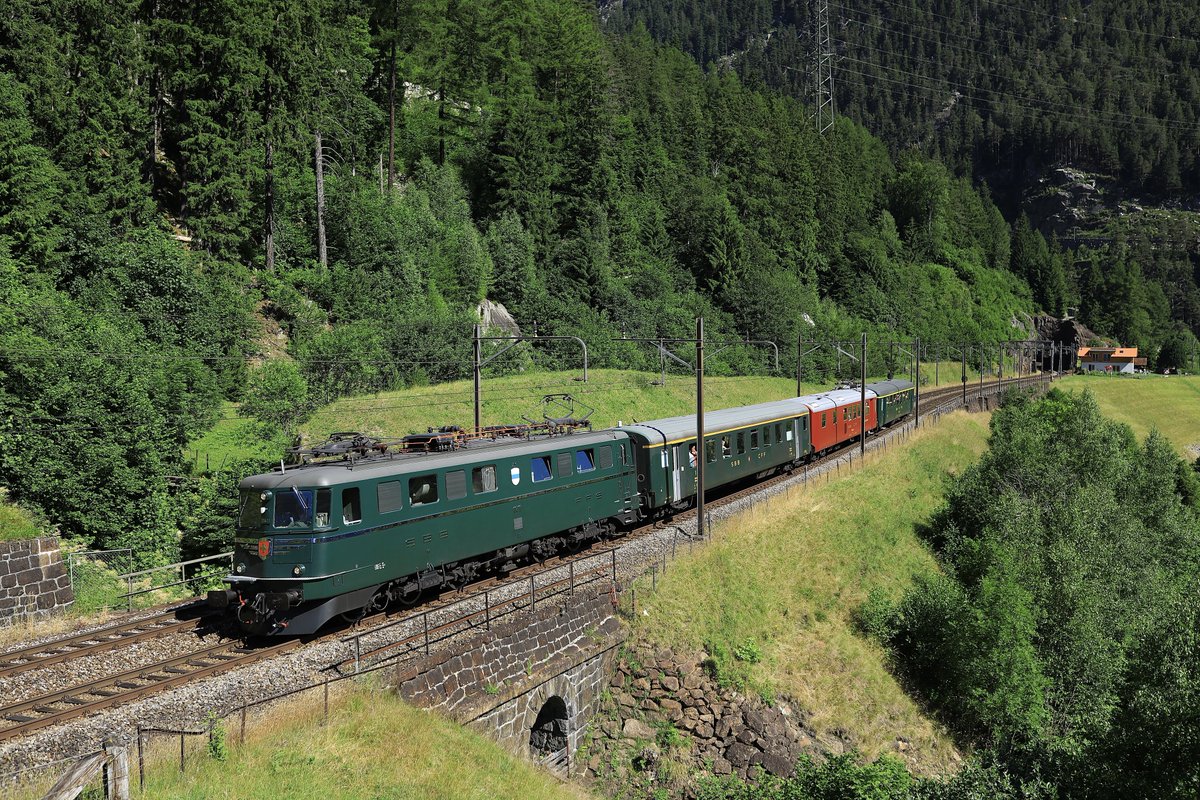 2023/06/25 スイス Gotthard線 Erstfeld〜Göschenen SBB Historic所属Ae6/6 11411牽引EW I客車3両