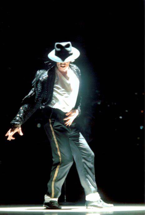 jackwang6633's tweet photo. Today is the 14th anniversary of Michael Jackson's passing away. As one of the most important black musicians of the 20th century, his music and dance style influenced the entire music industry. His music works include "Billie Jean", "Beat It", "Thriller" and other works, which are still the classics of pop music. His dance style is also unique. His dance moves and stage performance style have influenced the entire dance industry. Michael Jackson is not only a great musician but also a philanthropist. He has donated millions of dollars to many charities. His spirit and artistic achievements will always be engraved in people's hearts. The following keywords that are always included in his spirit will always inspire future generations, - genius, kindness, innocence, charity, talent, humility, love, singing voice, and dance steps.
#musicians #musicindustry #talent #stage #kindness #charity #people #love
今天是迈克尔·杰克逊冥诞14周年纪念日，作为是20世纪最重要的黑人音乐家之一，他的音乐和舞蹈风格影响了整个音乐行业。他的音乐作品包括《Billie Jean》、《Beat It》和《Thriller》等，这些作品至今仍然是流行音乐的经典之作。他的舞蹈风格也是独树一帜，他的舞蹈动作和舞台表演风格影响了整个舞蹈行业。迈克尔·杰克逊不仅是一个伟大的音乐家，还是一个慈善家，他为许多慈善机构捐赠了数百万美元。他的精神和艺术成就将永远铭刻在人们心中。在他的精神中永远包括的一下关键词永远激励着后来的人们，其中包括 - 天才，善良，天真，慈善，天赋，谦逊，有爱，歌喉，舞步。。